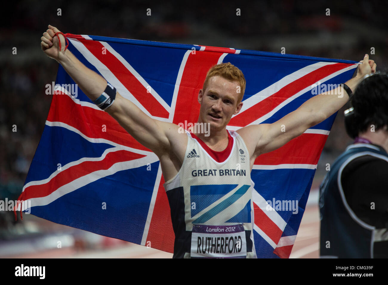 Greg Rutherford (GBR) celebra la sua medaglia d oro vittoria in uomini salto in lungo a le Olimpiadi estive di Londra, 2012 Foto Stock