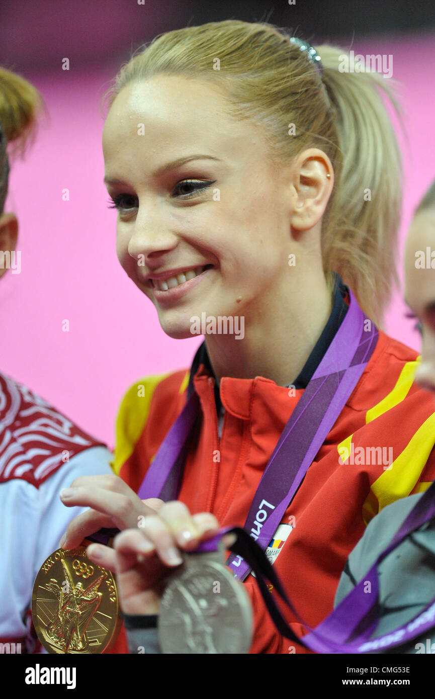 London 2012. La ginnastica dei singoli apparecchi finali 5.8.12 North Greenwich Arena .IZBA di Romania vincitore della Womens VaultSA Sandra Raluca Foto Stock