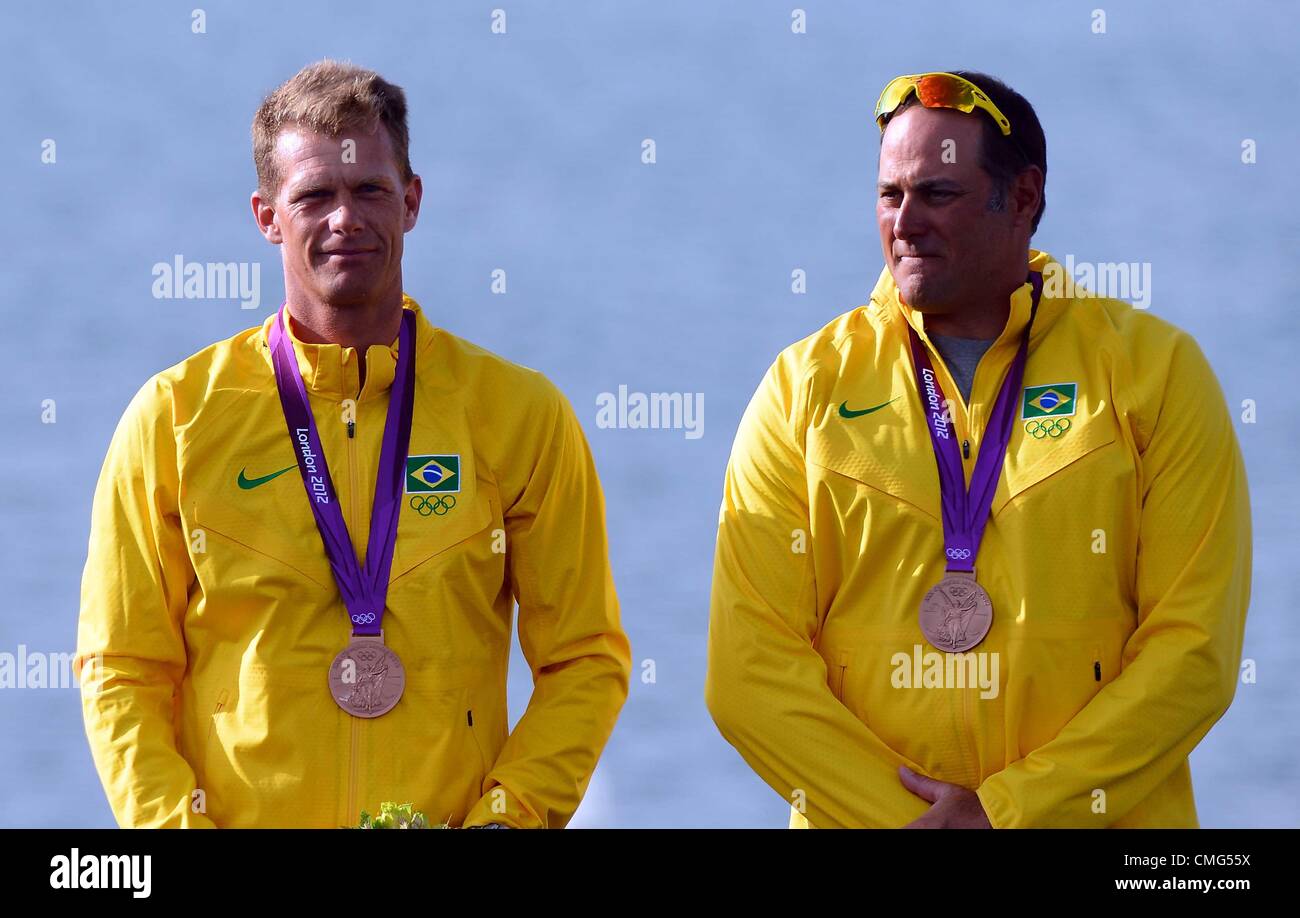 Vela olimpica, azione durante il London 2012 Giochi Olimpici a Weymouth e Portland Venue, Dorset, Gran Bretagna, UK. Bruno Prada e Robert Scheidt del Brasile celebrare con loro con la medaglia di bronzo sul podio della stella di vela classe August 5th, 2012 Foto Stock