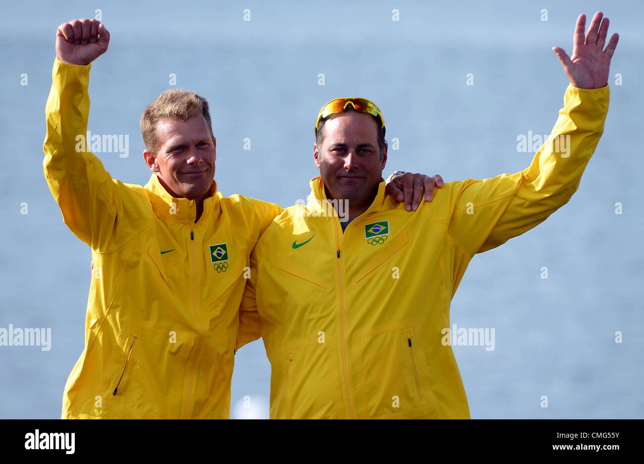 Vela olimpica, azione durante il London 2012 Giochi Olimpici a Weymouth e Portland Venue, Dorset, Gran Bretagna, UK. Bruno Prada e Robert Scheidt del Brasile celebrare con loro con la medaglia di bronzo sul podio della stella di vela classe August 5th, 2012 Foto Stock