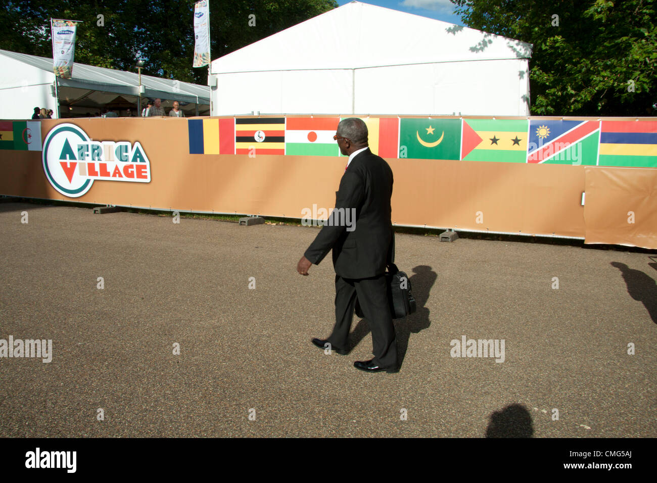 5 agosto 2012. Londra REGNO UNITO. L'Africa villaggio in Kensington Gardens. Molti paesi hanno istituito case di ospitalità durante il London 2012 Giochi Olimpici per promuovere le culture nazionali e intrattenere gli atleti Foto Stock