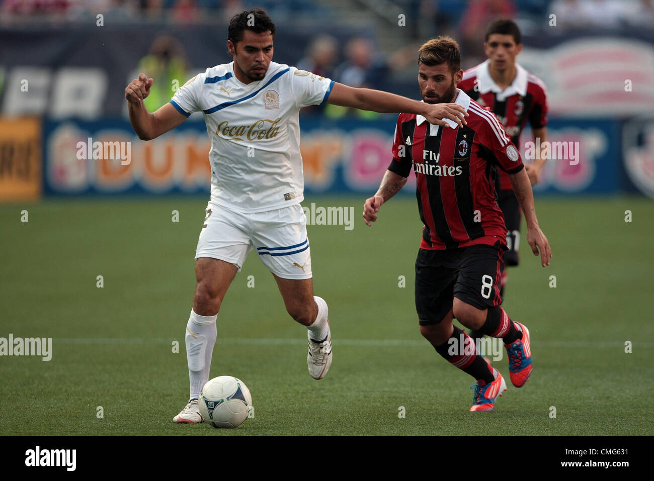 04.08.2012. Il Massachusetts , USA. CD Olimpia Jose Arevalo (22) tenta di tenere a bada il Milan di Antonio Nocerino (8). AC Milan sconfitto CD Olimpia 3-1 a Gillette Stadium di Foxborough, Massachusetts il 4 agosto 2012. Foto Stock