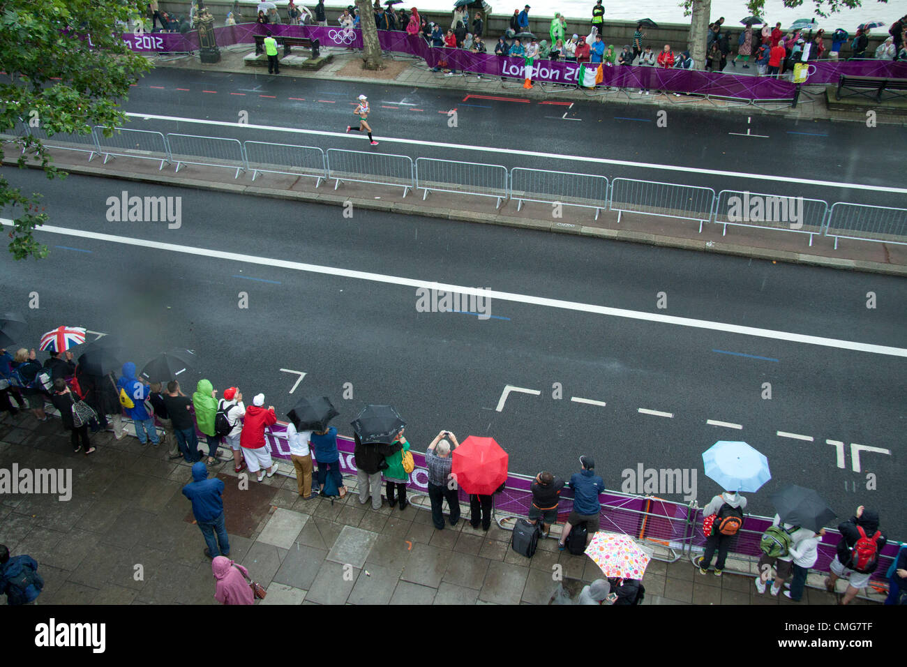 5 agosto 2012, Londra UK. La folla a guardare i Giochi Olimpici femminile alla maratona di Londra Foto Stock