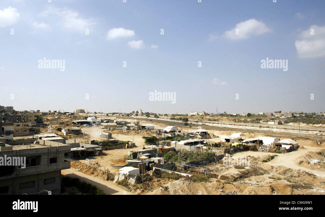 Il 6 agosto 2012, a Rafah nella striscia di Gaza, Territori palestinesi - Una vista del tunnel di contrabbando area lungo l'Egitto frontiera Gaza è visto da di Rafah, sud della striscia di Gaza, lunedì il 6 agosto 2012. Hamas ha arrestato tunnel operazioni dopo l'attacco mortale sui soldati egiziano la scorsa notte per evitare eventuali infiltrazioni provenienti da Egitto a Gaza. Sospettato gli islamisti hanno attaccato un Egiziano checkpoint militare domenica 5 agosto, 2012, uccidendo 16 soldati egiziano prima del furto di due dei loro veicoli e di scoppio attraverso un recinto di sicurezza in Israele (credito Immagine: © Eyad Al Baba APA/images/ZUMAPRESS.com) Foto Stock