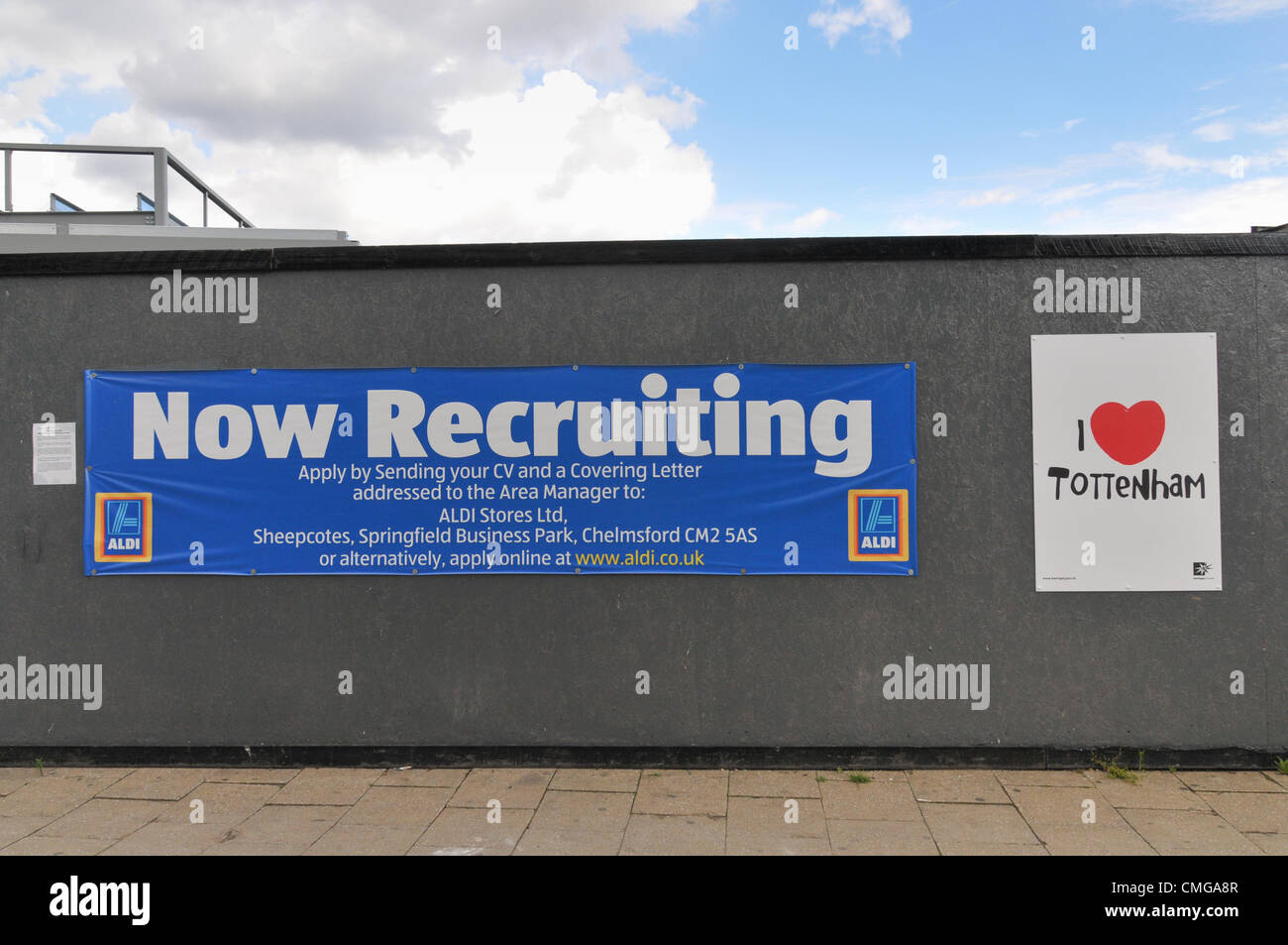 Tottenham, Londra, Regno Unito. 6 luglio 2012. "Io amo Tottenham' poster sul sito dell'Aldi store nella zona di Tottenham, ad un anno dalla London tumulti. Foto Stock