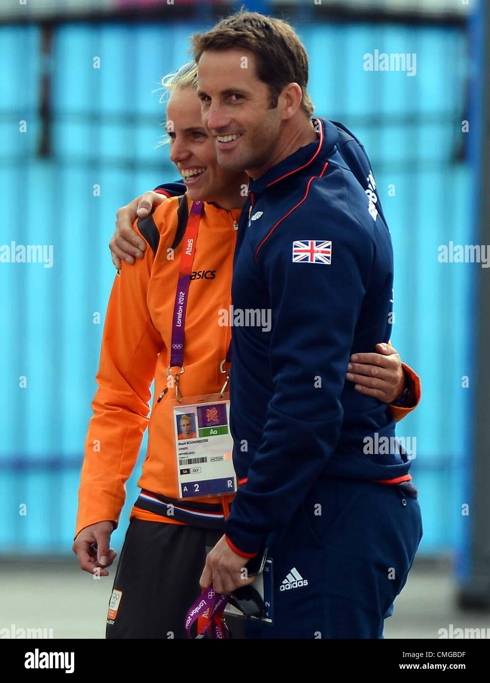 Vela olimpica, azione durante il London 2012 Giochi Olimpici a Weymouth e Portland Venue, Dorset, Gran Bretagna, UK. Medaglia d'oro Ben Ainslie con la sua fidanzata Marit Bouwmeester dei Paesi Bassi che ha vinto l'argento August 6th, 2012 foto: Dorset Servizio media Foto Stock