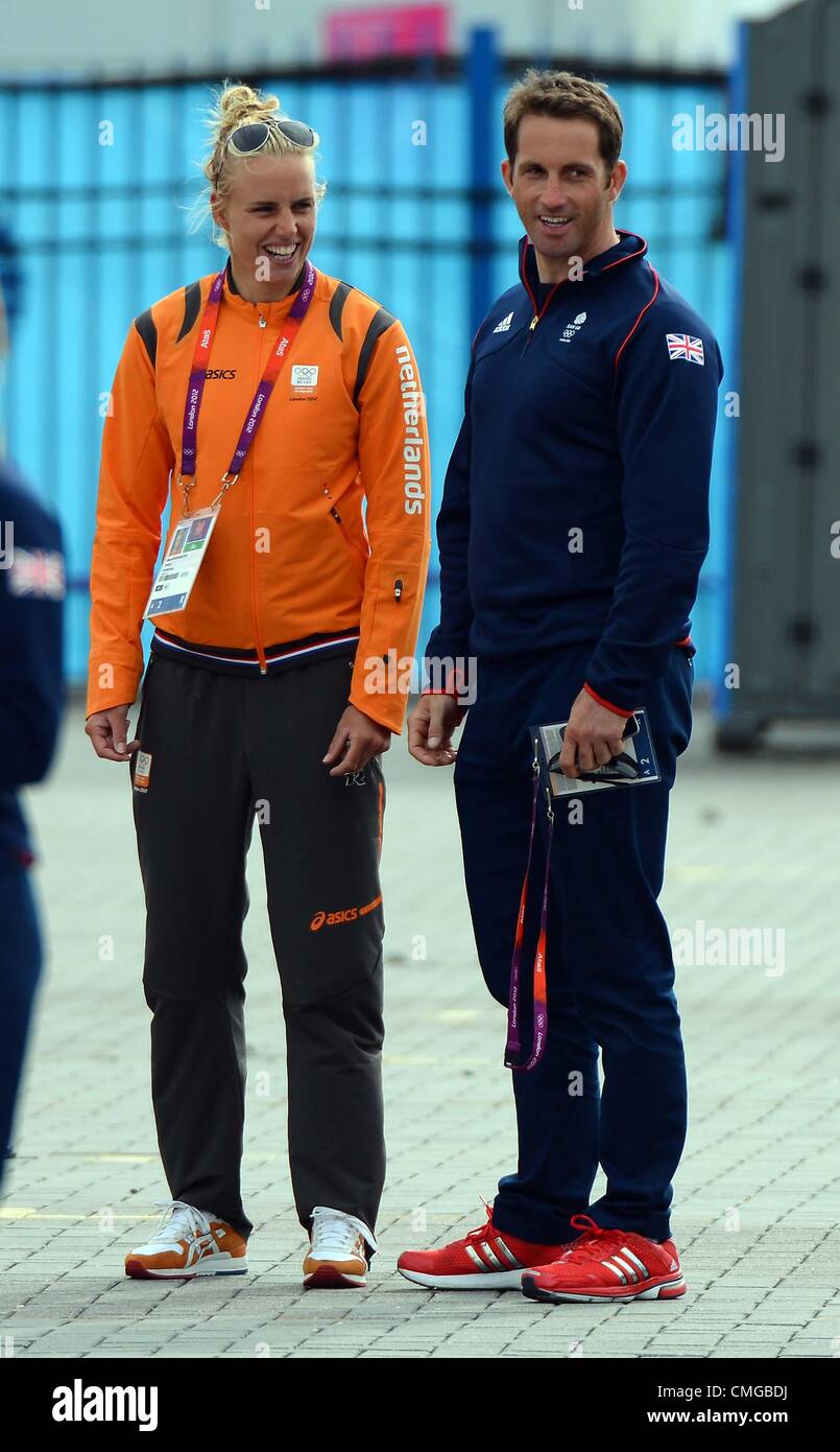 Vela olimpica, azione durante il London 2012 Giochi Olimpici a Weymouth e Portland Venue, Dorset, Gran Bretagna, UK. Medaglia d'oro Ben Ainslie con la sua fidanzata Marit Bouwmeester dei Paesi Bassi che ha vinto l'argento August 6th, 2012 foto: Dorset Servizio media Foto Stock