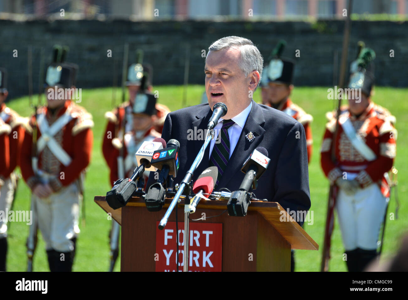 Il luogotenente governatore di Ontario David C. Onley parlando a Fort York, Toronto, Canada, che commemora la guerra del 1812 tra il Canada e l'America e anche il giorno di emancipazione, segnando la fine del commercio di schiavi nell'impero britannico nel 1834. Foto Stock