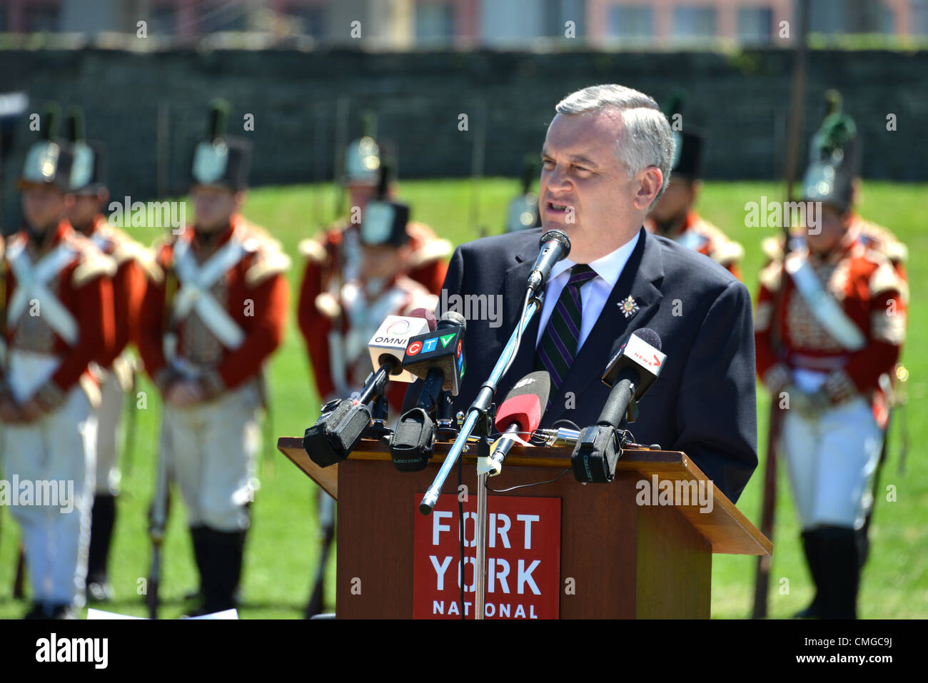 Il luogotenente governatore di Ontario David C. Onley parlando a Fort York, Toronto, Canada, che commemora la guerra del 1812 tra il Canada e l'America e anche il giorno di emancipazione, segnando la fine del commercio di schiavi nell'impero britannico nel 1834. Foto Stock