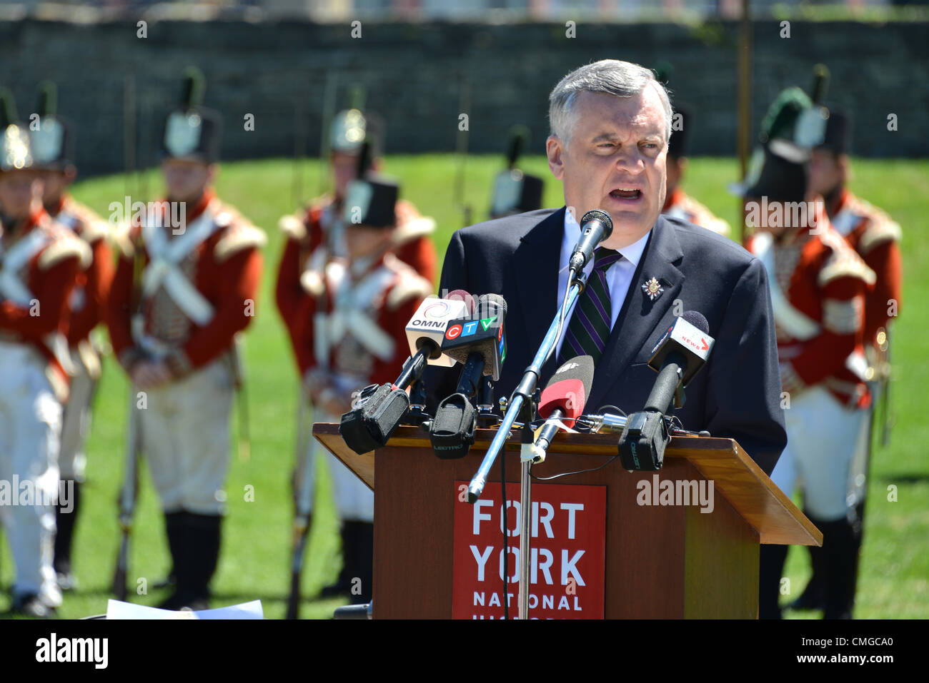 Il luogotenente governatore di Ontario David C. Onley parlando a Fort York, Toronto, Canada, che commemora la guerra del 1812 tra il Canada e l'America e anche il giorno di emancipazione, segnando la fine del commercio di schiavi nell'impero britannico nel 1834. Foto Stock