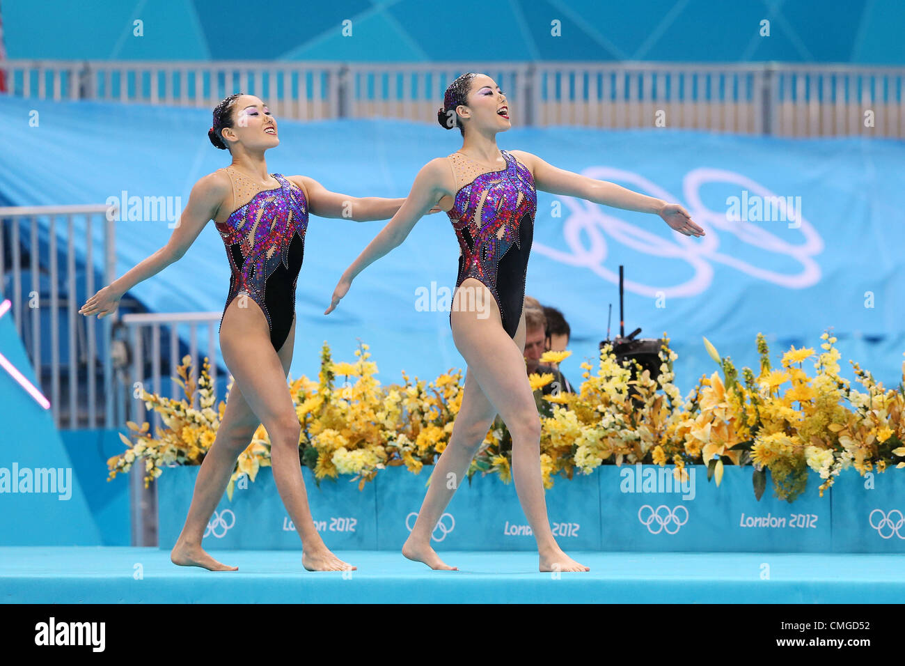 Yukiko Inui la &AMP; Chisa Kobayashi (JPN), 5 agosto 2012 - Nuoto sincronizzato : donna duetti qualificazione Routine tecnico presso Olympic Park - Aquatics Centre durante il London 2012 in occasione dei Giochi Olimpici di Londra, Regno Unito. Foto Stock