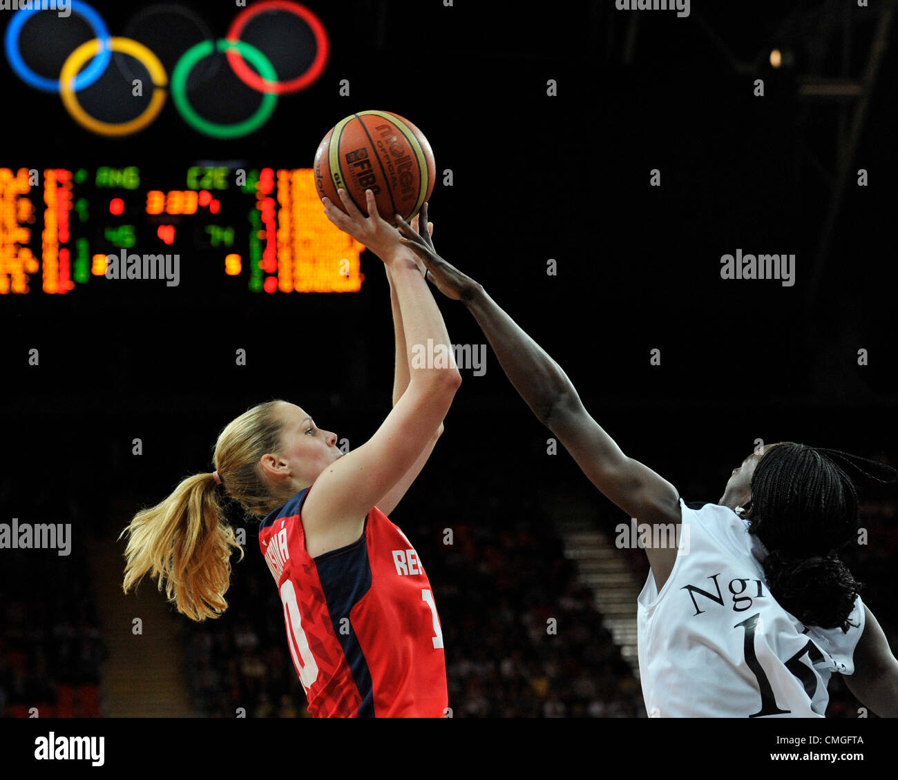 Alena Hanusova (CZE, a sinistra) e Ngiendula Filipe (ANG) durante una donna partita di basket Repubblica Ceca vs Angola al 2012 Olimpiadi di estate, domenica, 5 agosto 2012, a Londra, Gran Bretagna. (CTK foto/Radek Petrasek) Foto Stock