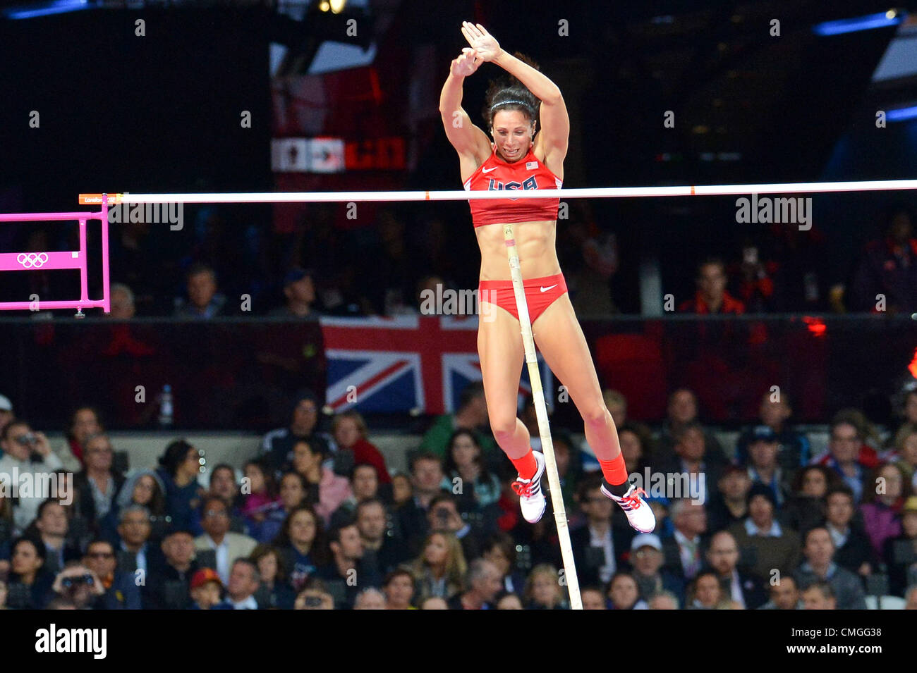 Il 6 agosto 2012. Londra, Inghilterra - Agosto 6, Jennifer Suhr degli USA va oltre la barra nelle donne il pole vault durante la sessione serale di atletica leggera presso lo Stadio Olimpico il 6 agosto 2012 a Londra, Inghilterra Foto di Roger Sedres / Gallo immagini Foto Stock