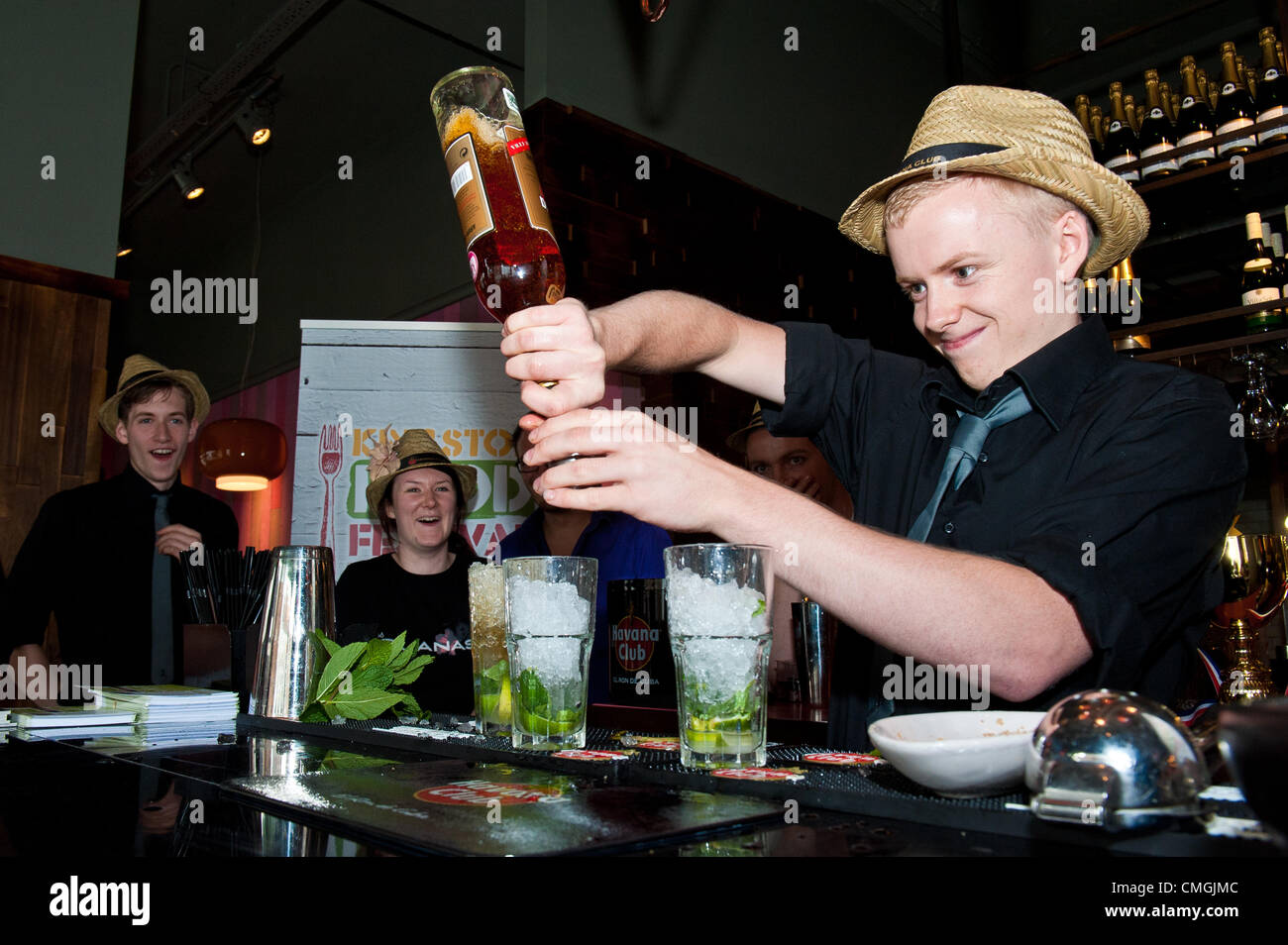 Il 6 agosto 2012. Re della velocità: Hamish Kilpatrick miscelazione mojito al giro della velocità del grande Kingston mix di cocktail fuori concorso al Las Iguana lancio del Kingston Food Festival di Kingston upon Thames. Il festival si svolge ogni settimana mostrando i migliori di cibo e bevande locali. Lunedì 6 Agosto 2012 foto ©Julia Claxton/Kingston Food Festival Foto Stock