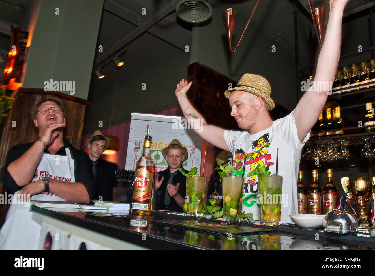 Il 6 agosto 2012. Nick Cowan di Browns batte la miscelazione di clock mojito al giro della velocità del grande Kingston mix di cocktail fuori concorso al lancio di Kingston Food Festival a Las Iguana, Kingston upon Thames. Il festival si svolge ogni settimana mostrando i migliori di cibo e bevande locali. Lunedì 6 Agosto 2012 foto ©Julia Claxton/Kingston Food Festival Foto Stock