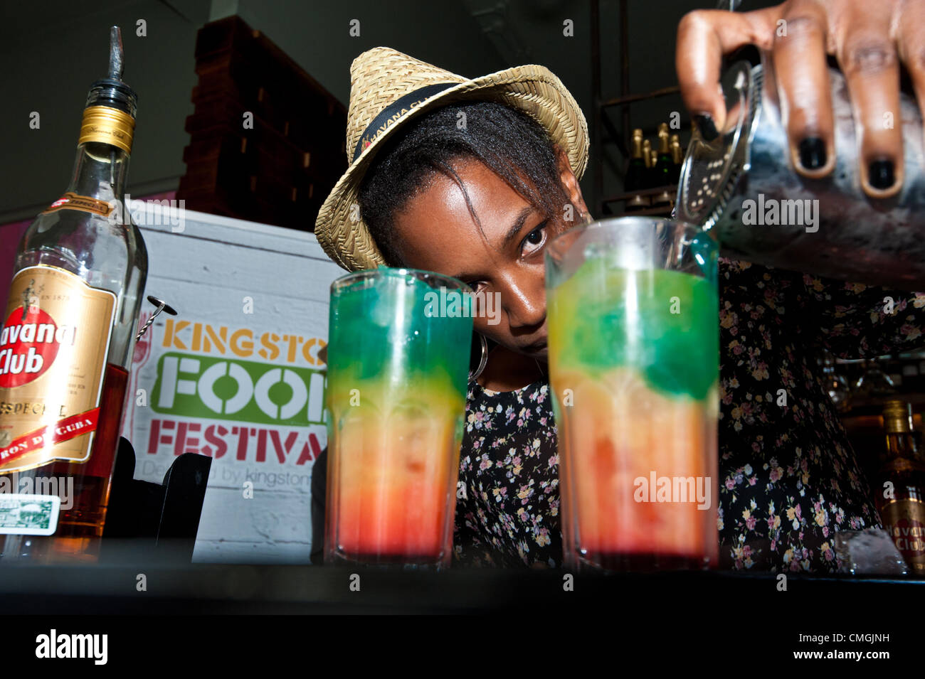 Il 6 agosto 2012. Grande Kingston mix di cocktail fuori concorso al lancio di Kingston Food Festival: Ella da Las Iguana mette i tocchi di rifinitura per i suoi cocktail. Kingston upon Thames. Il festival si svolge ogni settimana mostrando i migliori di cibo e bevande locali. Lunedì 6 Agosto 2012 foto ©Julia Claxton/Kingston Food Festival Foto Stock