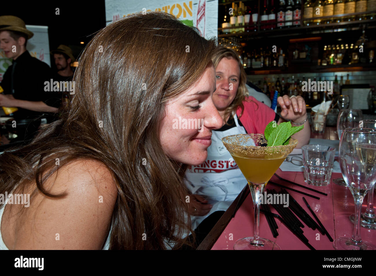 Il 6 agosto 2012. Amanda Henriques di Kingston prima era un apprezzamento giudice presso il grande Kingston mix di cocktail fuori concorso al lancio di Kingston Food Festival a Las Iguana, Kingston upon Thames.Il festival si svolge ogni settimana mostrando i migliori di cibo e bevande locali. Lunedì 6 Agosto 2012 foto ©Julia Claxton/Kingston Food Festival Foto Stock