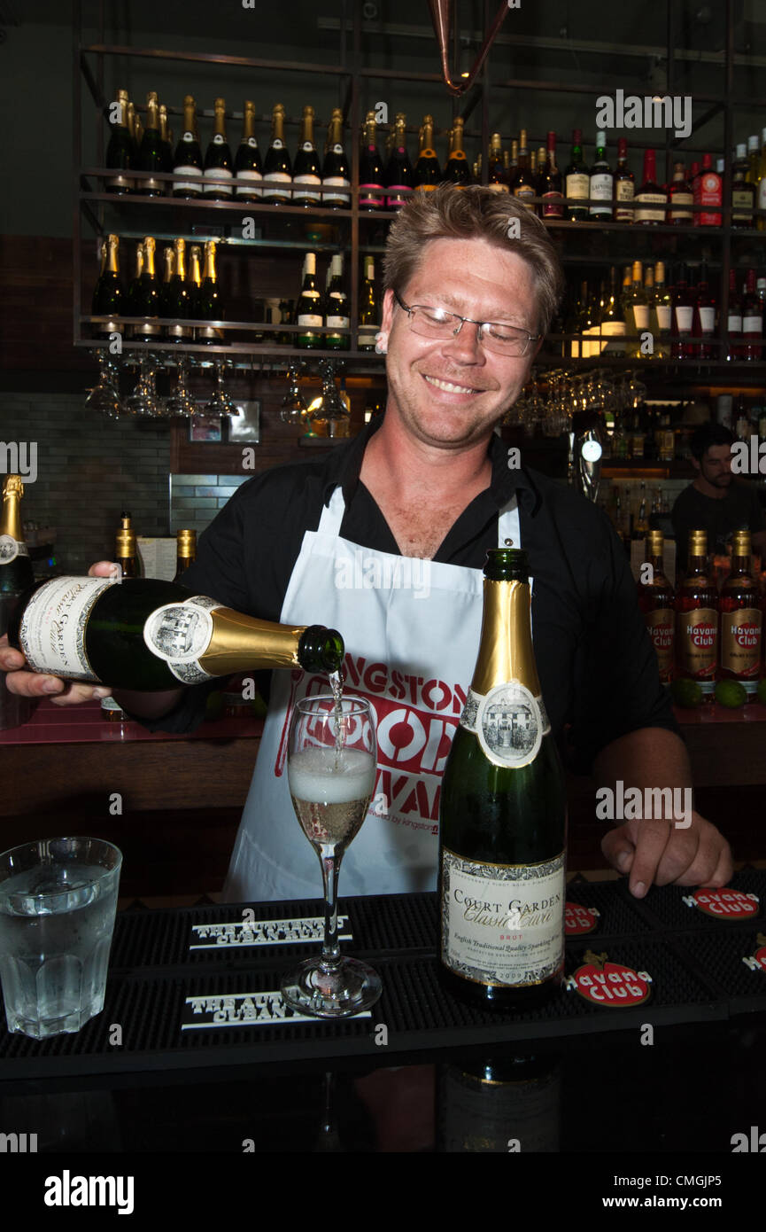 Il 6 agosto 2012. Myles Cunliffe di Mixology gruppo inglese versa vino spumante per gli ospiti del Kingston Food Festival lanciare a Las Iguana, Kingston upon Thames. Il festival si svolge ogni settimana mostrando i migliori di cibo e bevande locali. Lunedì 6 Agosto 2012 foto ©Julia Claxton/Kingston Food Festival Foto Stock