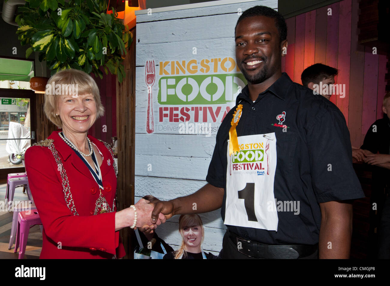 Il 6 agosto 2012. I camerieri gara premio presentazione dal Venerabile il sindaco di Royal Borough di Kingston upon Thames Cllr Maria Heathcote che si congratula con Albert Robertson di Nando's sulla sua vittoria a Kingston Food Festival di lancio, Las Iguana Kingston upon Thames. Il festival si svolge ogni settimana mostrando i migliori di cibo e bevande locali. Lunedì 6 Agosto 2012 foto ©Julia Claxton/Kingston Food Festival Foto Stock
