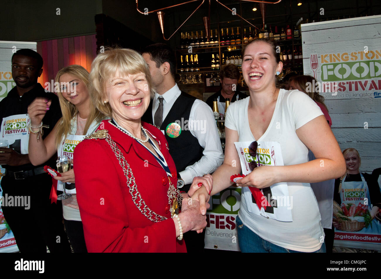 Il 6 agosto 2012. Un jolly buone sport - Venerabile il sindaco di Royal Borough di Kingston upon Thames Cllr Maria Heathcote condivide uno scherzo con il quarto posto Mariana Cubirkova di Zizzi presso i camerieri premio gara di presentazione a Kingston Food Festival di lancio, Las Iguana Kingston upon Thames. Il festival si svolge ogni settimana mostrando i migliori di cibo e bevande locali. Lunedì 6 Agosto 2012 foto ©Julia Claxton/Kingston Food Festival Foto Stock