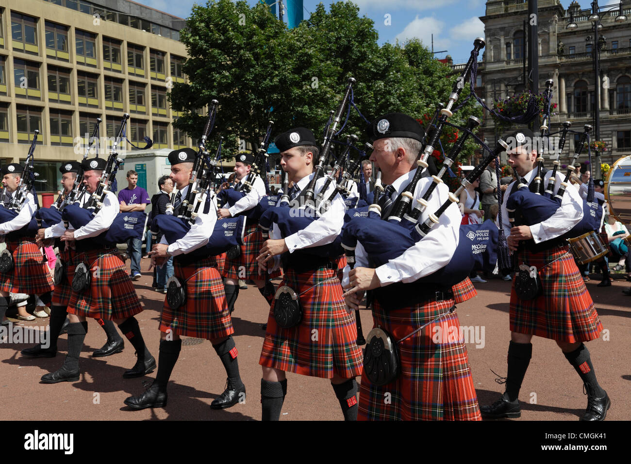 George Square, Glasgow City Centre, Scozia, Regno Unito, martedì, 7 agosto 2012. Strathclyde Police Pipe Band che si esibisce al Piping Live Event Foto Stock