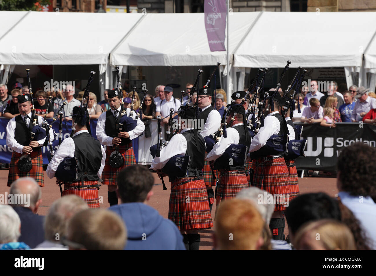 George Square, Glasgow City Centre, Scozia, Regno Unito, martedì, 7 agosto 2012. Strathclyde Police Pipe Band che si esibisce al Piping Live Event Foto Stock