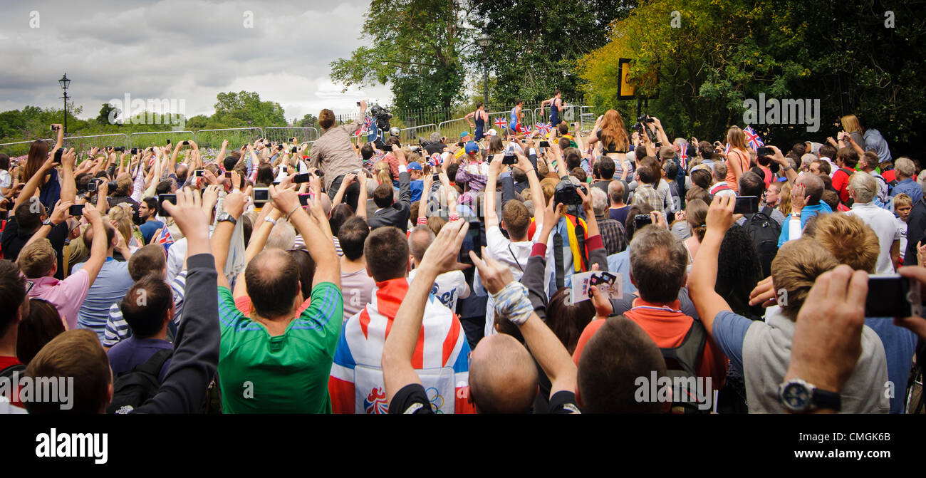 Hyde Park, Londra, UK, 7 Agosto 2012 - uomini triathlon, Londra 2012 Giochi Olimpici - migliaia di fedeli in Hyde Park per vedere Alistair Brownlee, Javier Gomez e Johnny Brownlee win gold, silver e medaglie di bronzo rispettivamente. Foto Stock