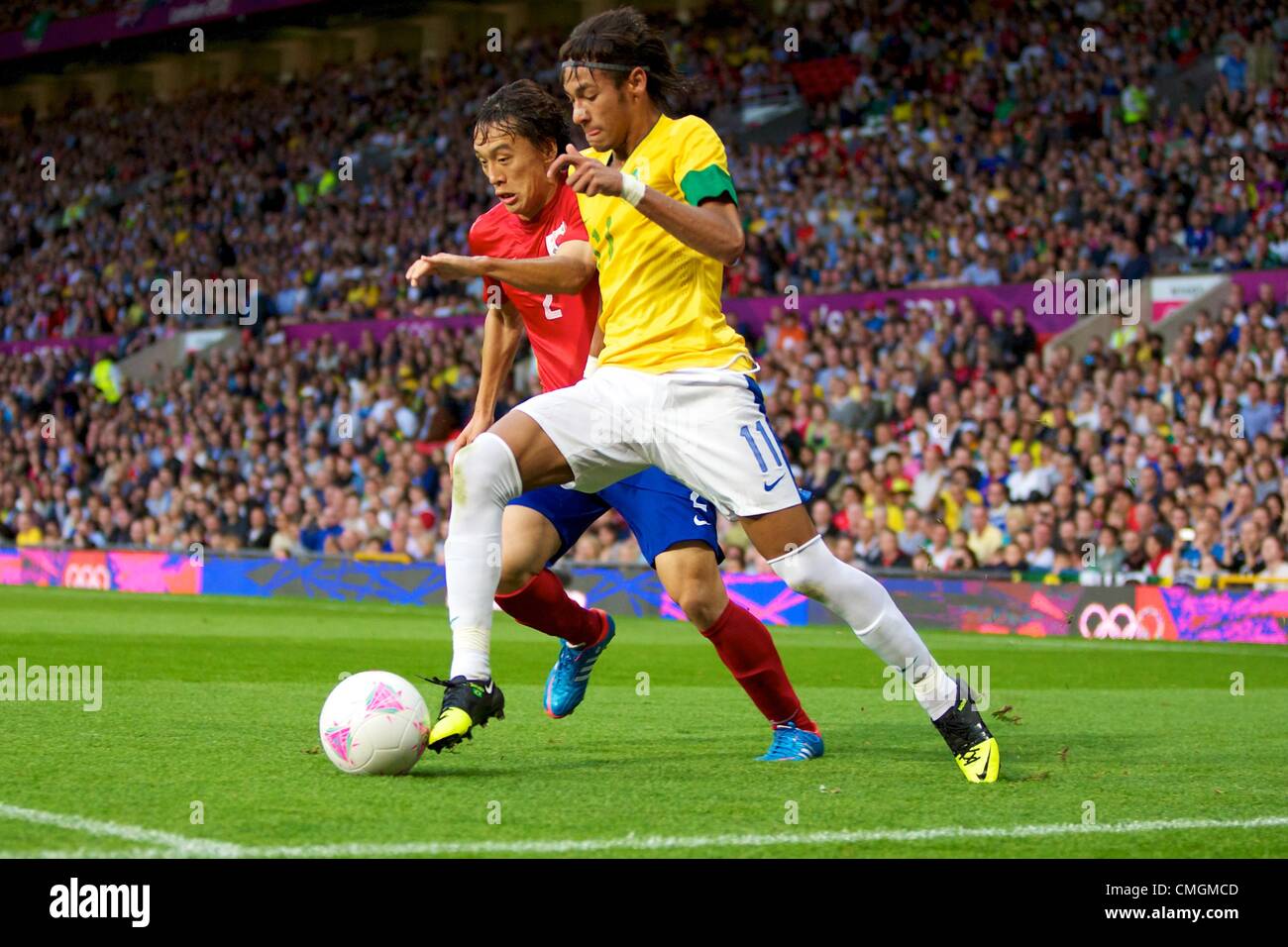 07.08.2012 Manchester, Inghilterra. 2012 Giochi Olimpici mens torneo di calcio. Brasile Neymar in avanti e la Corea defender Jaesuk Oh in azione durante la semifinale partita tra Brasile e Corea del Sud. Foto Stock