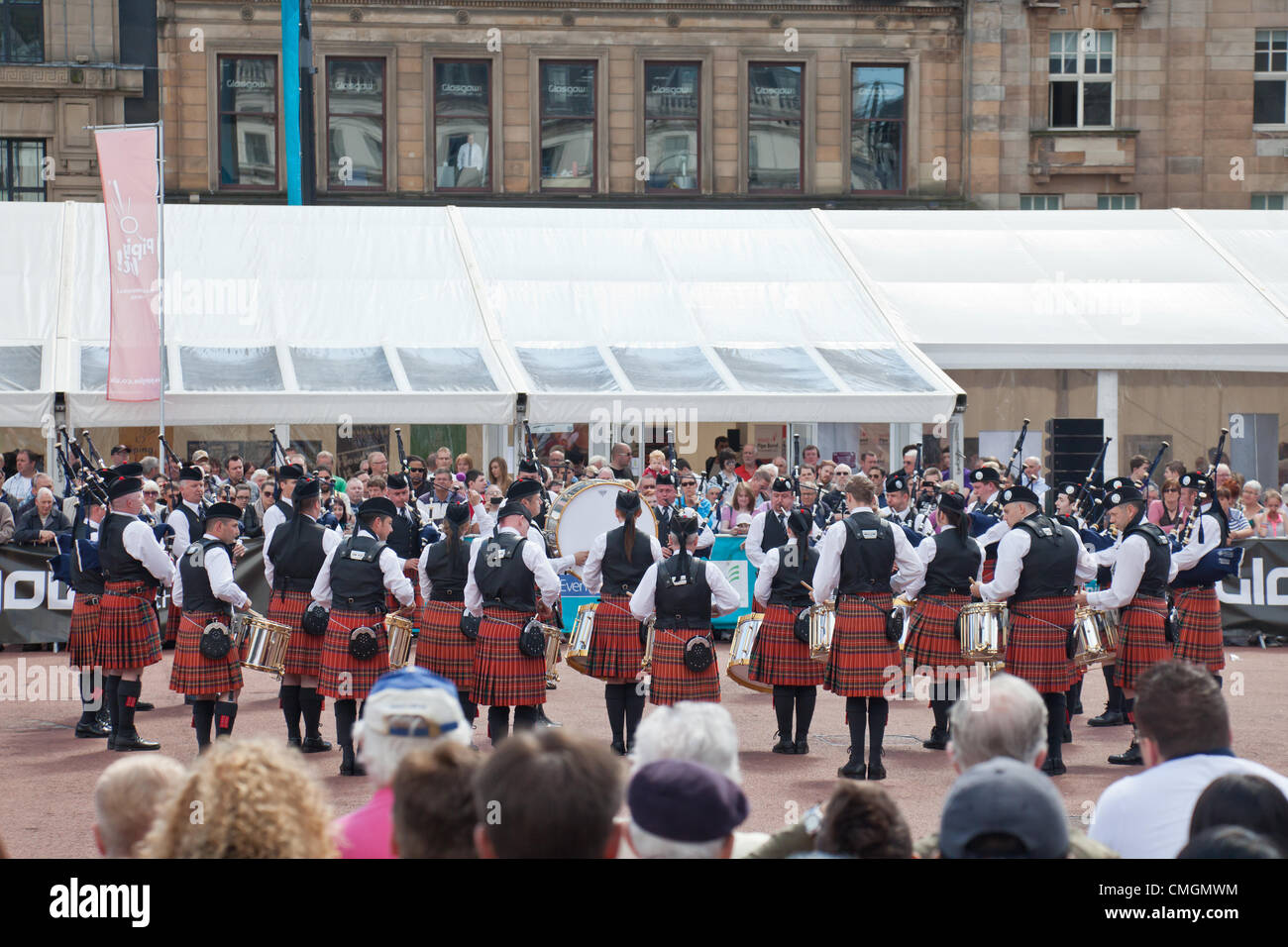 Strathclyde Police Pipe Band eseguire davanti a un folto pubblico a George Square, Central Glasgow, come parte del piping Live!, Glasgow internazionali del Festival di tubazioni, il 7 agosto, 2012. Foto Stock