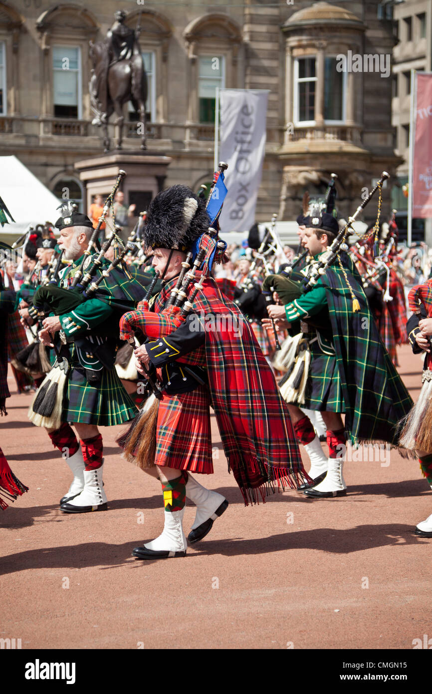Ammassato Pifferi e Tamburi da vari reggimenti militari di eseguire in George Square, Glasgow, come parte del piping Live! Festival di Glasgow International Festival di tubazioni. Foto Stock