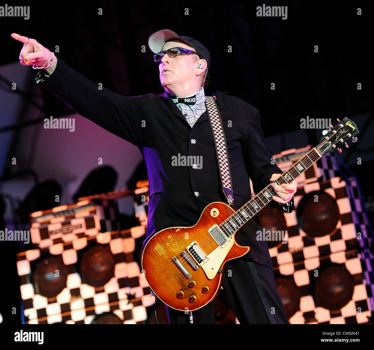 Agosto 6,2012. Hollywood California USA- economici trucchi Rick Nielsen esegue in tour con gli Aerosmith con un sold-out la folla di 18.000 tifosi plus all'Hollywood Bowl lunedì notte. Foto da Gene Blevins/LA Daily News/ZUMA PREMERE (credito Immagine: © Gene Blevins/ZUMAPRESS.com) Foto Stock