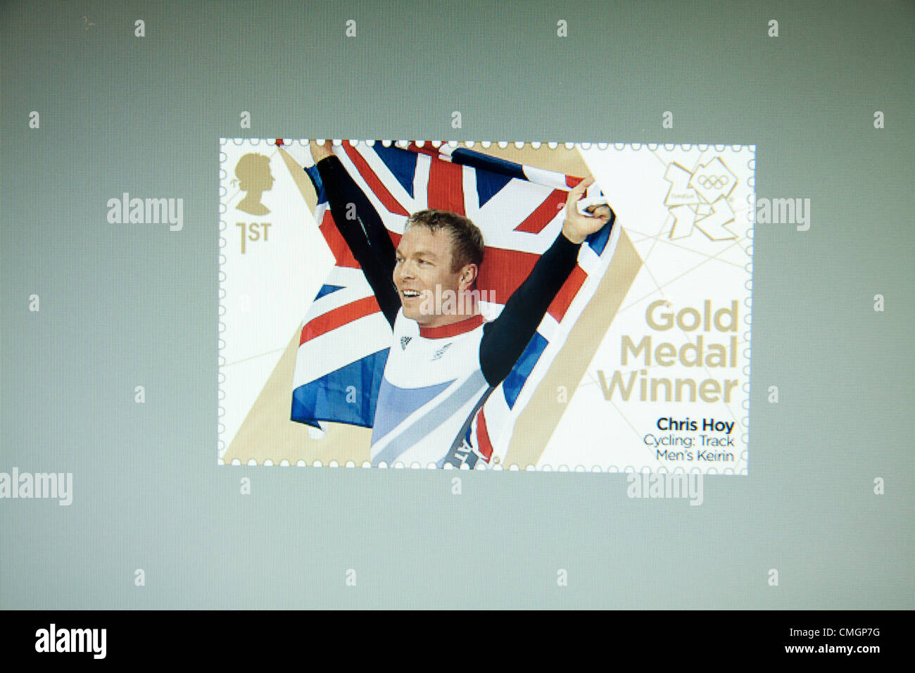 8 agosto 2012, Londra 2012. Edizione speciale francobollo commemorativo di Chris Hoy che sostiene la medaglia d'oro nella mens pista ciclabile Kierin Foto Stock