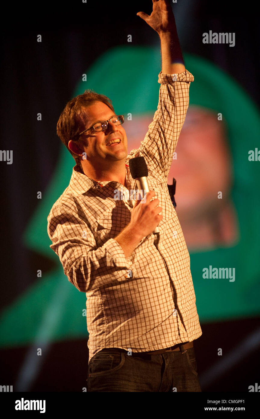 Martedì 7 agosto 2012 Welsh stand-up comedian DANIEL GLYN sul palco per la prima volta 'Comedy Night' all'Eisteddfod nazionale del Galles. Questo annuale festival culturale è che quest'anno si svolge su un campo di aviazione in disuso in Llandow, nel Vale of Glamorgan, nella periferia di Cardiff foto © keith morris Foto Stock