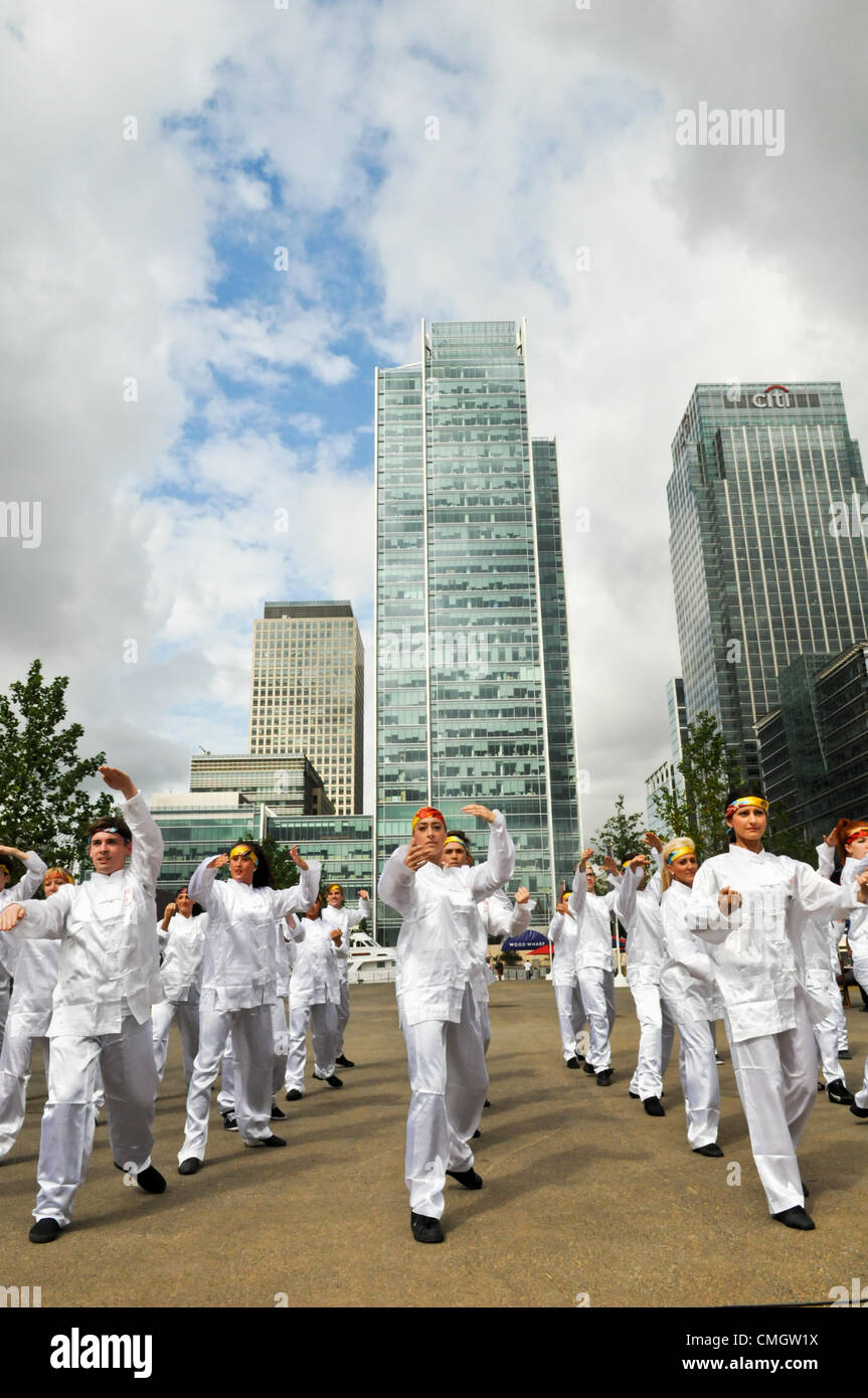 Il 8 agosto 2012; Canary Wharf; Londra: Lancio mondiale di computer gioco Age di Wushu dai giochi di lumaca, raffigurati sono ballerini peforming un arti marziali danza. Credito: Jane Williams / Alamy Live News Foto Stock