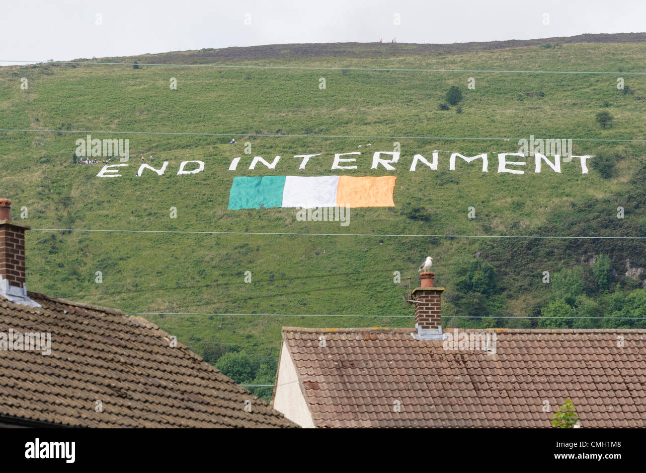 Il 9 agosto 2012. Irlanda del nord di Belfast. 09/08/2012 - un gigante 'Fine' internamento banner e irlandesi di bandiera tricolore appare sulla collina al di fuori di Belfast. Internamento fu introdotto nel 1971, e repubblicani rivendicazione è ancora in uso oggi Credito: Stephen Barnes / Alamy Live News Foto Stock