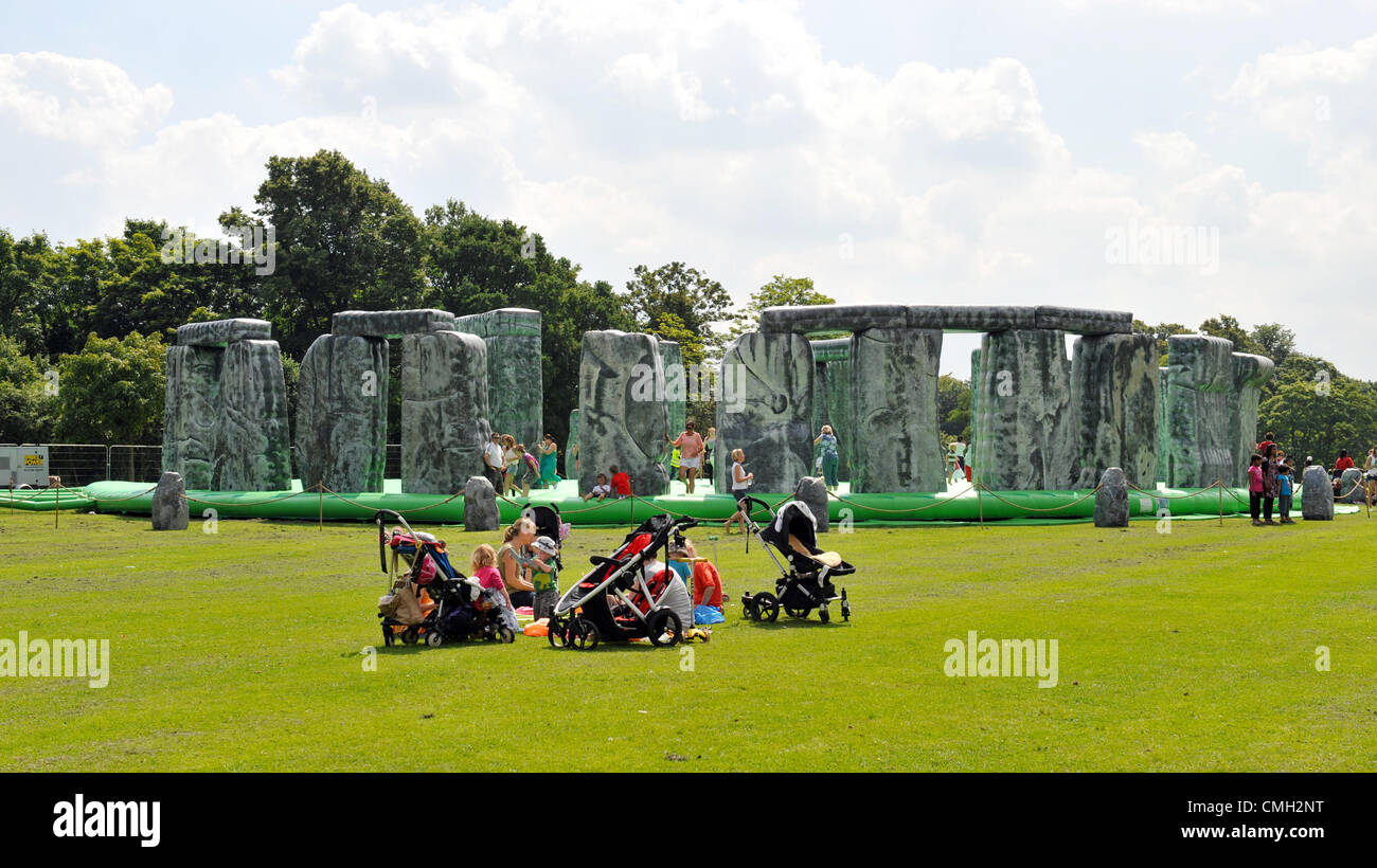 Sacrilegio 2012 - un gonfiabile Stonehenge in tour - da Jeremy Deller sulla posizione in Crystal Palace Park, London, Regno Unito Foto Stock