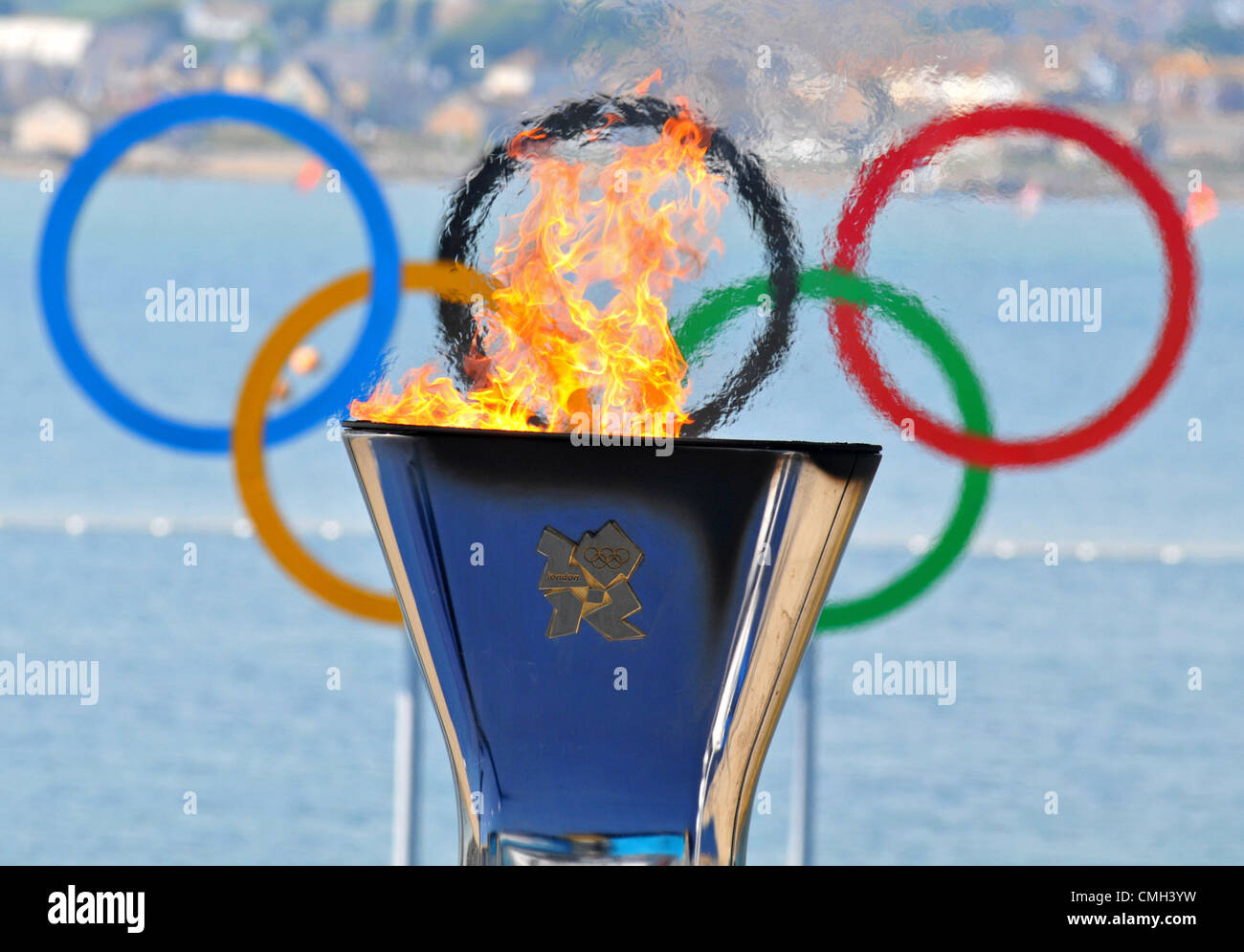 Il 9 agosto 2012. Olimpiadi di Londra 2012: la vela. Londra 2012 Giochi Olimpici a Weymouth e Portland Venue, Dorset, Gran Bretagna, UK. Fiamma olimpica e gli anelli 9 agosto 2012, solo uso editoriale Foto Stock