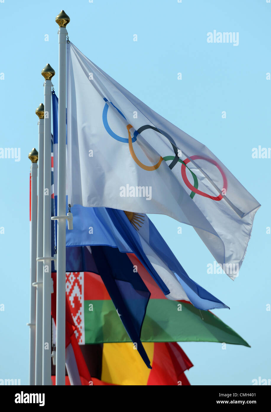 Bandiera olimpica battenti al fianco di bandiere dei paesi concorrenti, 2012 Giochi Olimpici, REGNO UNITO Foto Stock