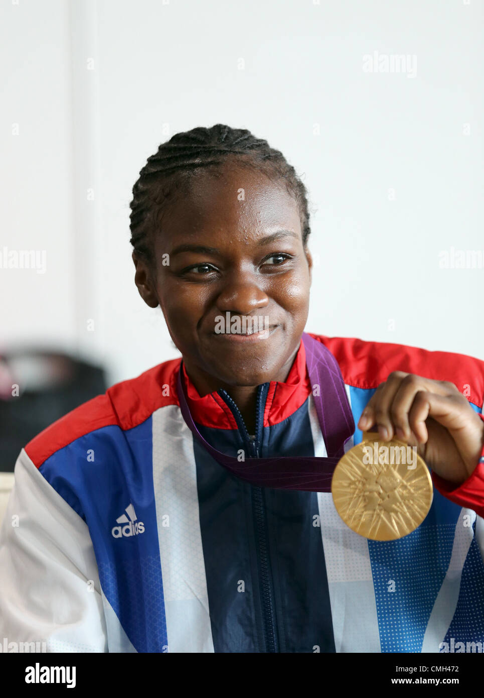 NICOLA ADAMS CON IL SUO ORO MED GRAN BRETAGNA EXCELL ARENA Londra Inghilterra 09 Agosto 2012 Foto Stock