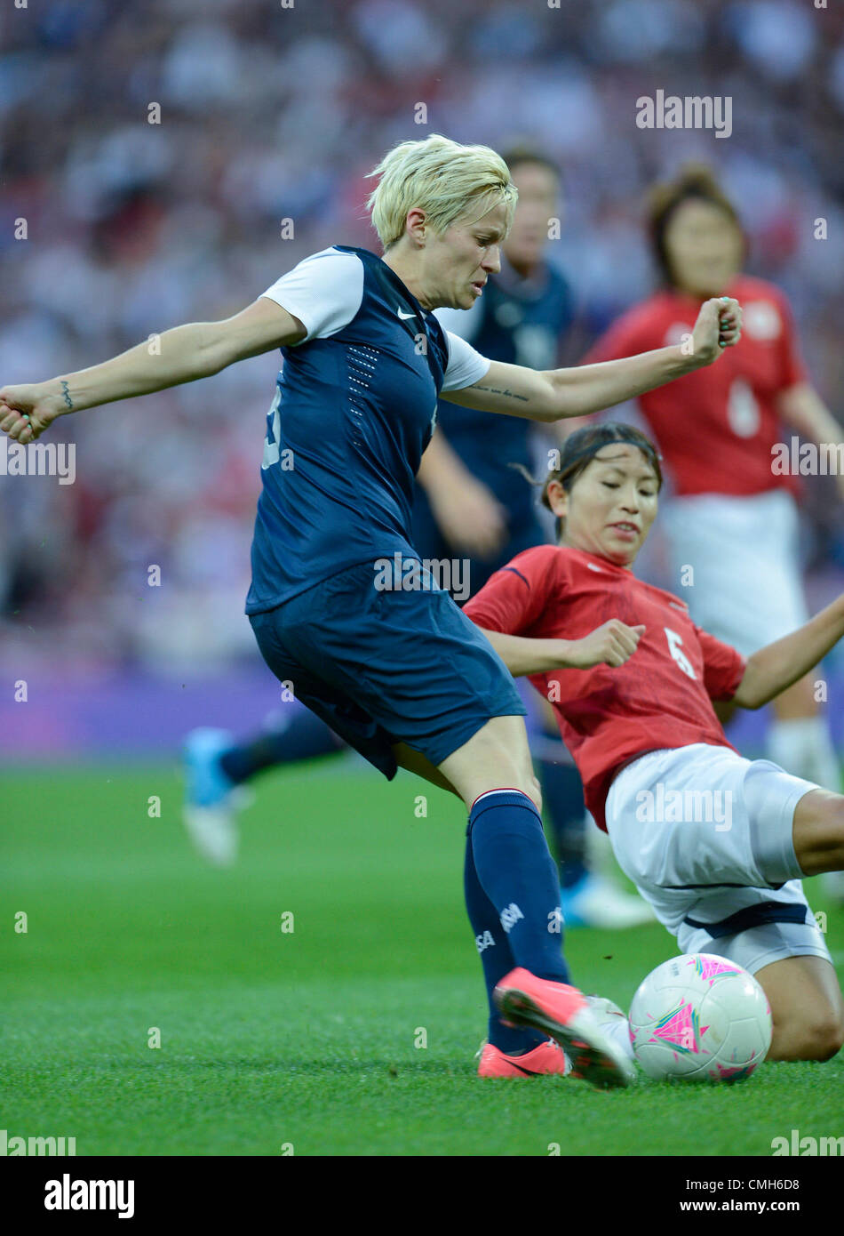 09.08.2012. Londra, Inghilterra. Abby Wambach (L) degli Stati Uniti compete durante il calcio femminile gold medal match tra gli Stati Uniti e il Giappone a Londra 2012 Giochi Olimpici il Team USA ha vinto il gioco finale 2-1 per la medaglia d'oro, il Giappone ha conquistato l'argento e il Canada ha vinto il bronzo vincendo il terzo posto di game over Framce. Foto Stock