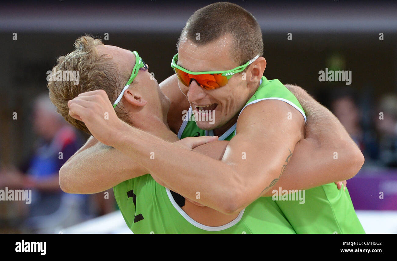 09.08.2012. Horseguards Parade, Londra, Inghilterra. Janis Smedins (L) e Martins Plavins della Lettonia celebrare dopo aver vinto la medaglia di bronzo match contro Nummerdor / Sschuil dei Paesi Bassi presso la London 2012 Giochi Olimpici Beach Volley in concorrenza la sfilata delle Guardie a Cavallo, Londra Foto Stock