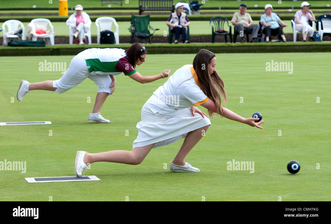 Un lettore viene visualizzato per catturare gli altri della ciotola. Sotto-25 singles azione a bocce in Inghilterra per donna Campionati Nazionali, Victoria Park, Leamington Spa Warwickshire, Inghilterra, Regno Unito. 9 agosto 2012 Foto Stock