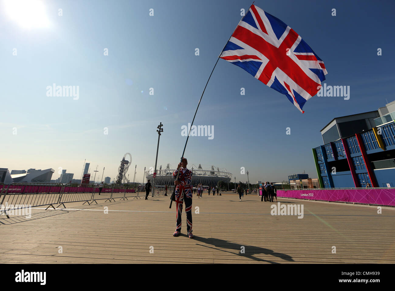 FAN E BANDIERA DEL TEAM GB NELL'OLYMPIC PARK Foto Stock
