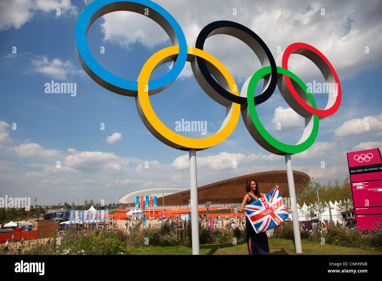 Londra, Regno Unito. Giovedì 9 Agosto 2012. Londra 2012 Giochi Olimpici Park di Stratford. I tifosi hanno le foto scattate sotto gli anelli olimpici. Foto Stock