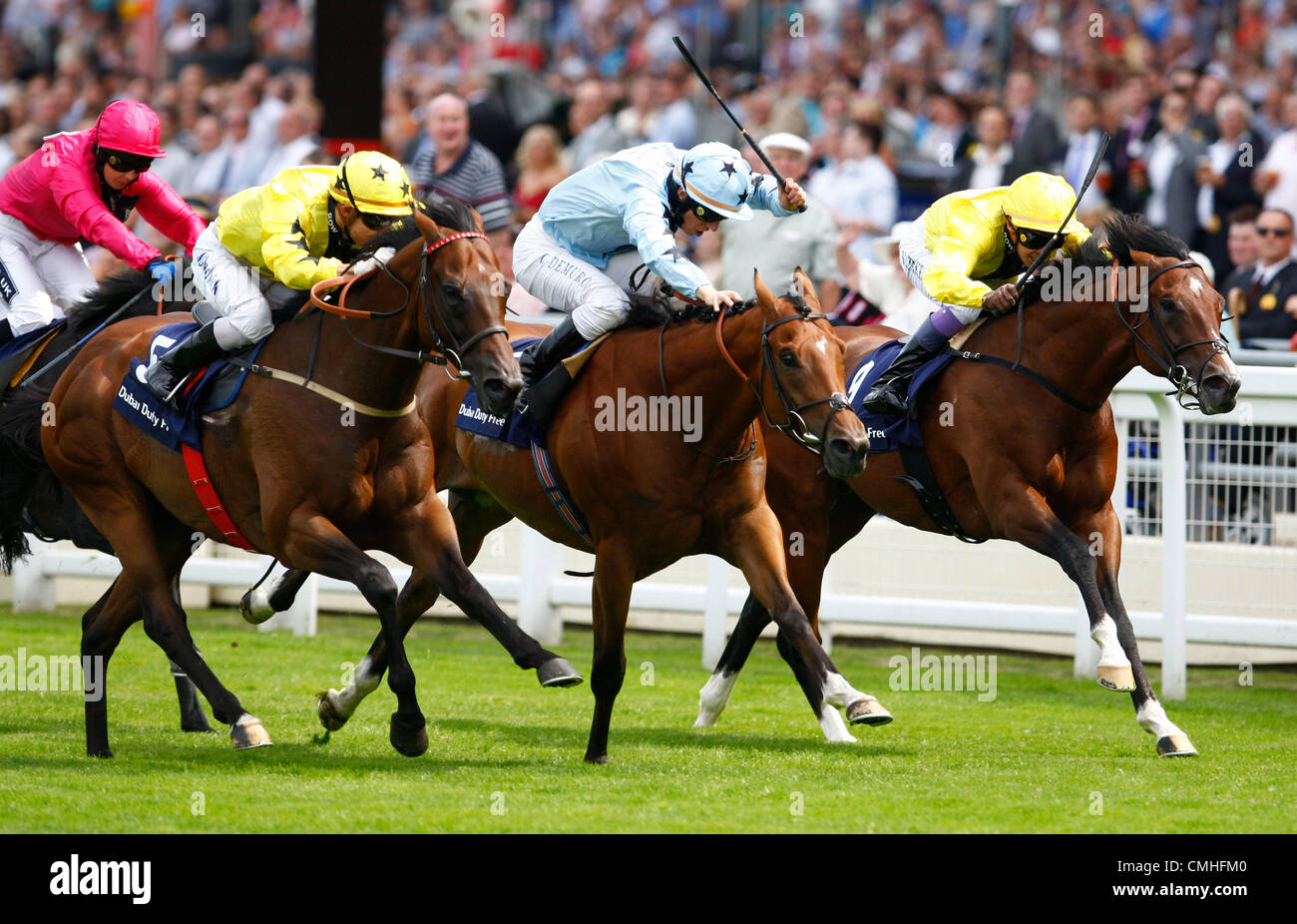 11.08.12 Ascot, Inghilterra L -R Matteo Chadwick su Taajub (IRE) ( Trainer P cassetta) Cristian Demuro sul diritto del deserto (IRE) ( Trainer A M Balding) e Yutaka prendere su Ahtoug ( Trainer M Al Zarooni) in azione in Barclays Shergar Cup Stakes Dash ( Class2 Handicap) durante il Dubai Duty Free Shergar Cup a Ascot gare. Foto Stock