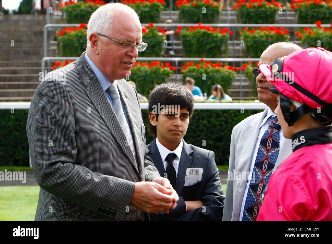 11.08.12 Ascot, Inghilterra allenatore Mike R Channon dare ultimi ordini di Hayley Turner sulla signora splendida il Dubai Duty Free Shergar Cup Sprint ( Classe 2 Handicap) durante il Dubai Duty Free Shergar Cup a Ascot gare. Foto Stock