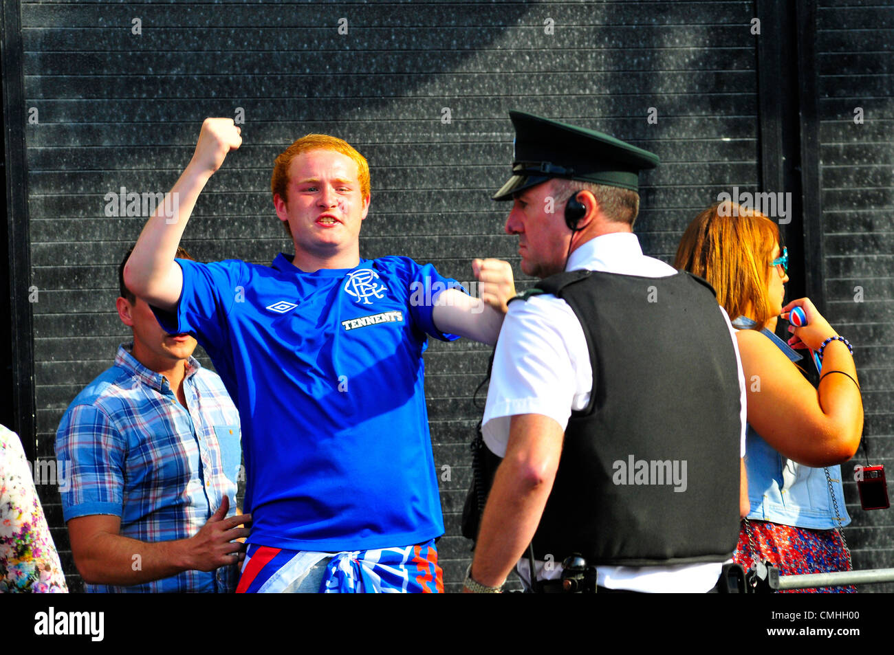 11 agosto 2012, Londonderry.lealisti gioventù compiendo gesti a PSNI officer10,000 Apprentice Boys di Derry e bande 120 ha preso parte in rilievo annuale di Derry parade, il più grande ordine di leale parata tenutasi in Irlanda del Nord. Credito: George Sweeney / Alamy Live News Foto Stock