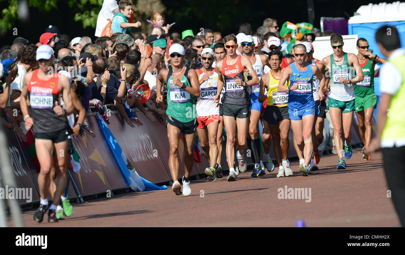 11.08.2012. Londra Inghilterra. Andre Hoehne e Christopher Linke (4-L) di Germania competere durante l'uomo 50km gara finale a piedi come parte del London 2012 Giochi Olimpici atletica, la via e il campo eventi a Londra nel 2012 Giochi Olimpici di Londra, Gran Bretagna, 11 agosto 2012. Foto Stock