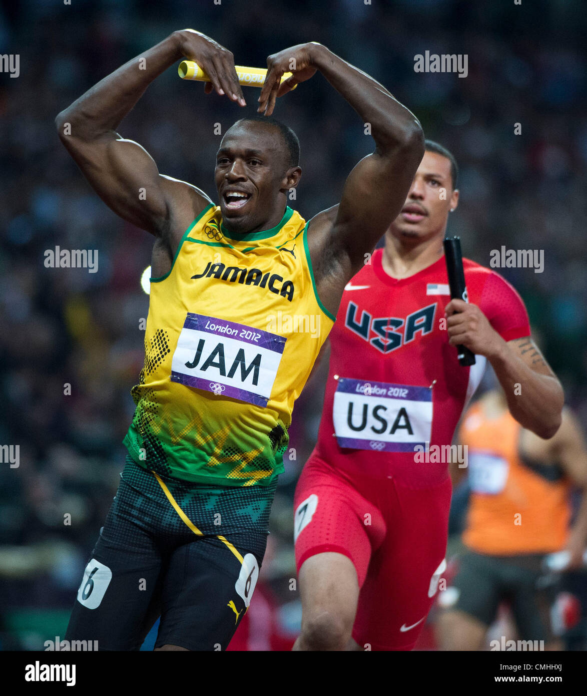 Agosto 11, 2012 - Londra, Inghilterra, Regno Unito - Usain Bolt (JAM) celebra vincendo la medaglia d'oro la bordatura di Ryan Bailey (USA) in Uomini Staffetta 4 x 100m impostazione Record del Mondo di atletica leggera durante le Olimpiadi di Londra 2012 presso lo Stadio Olimpico il 11 agosto 2012 a Londra, Regno Unito. (Credito Immagine: © Paul Kitagaki Jr./ZUMAPRESS.com) Foto Stock