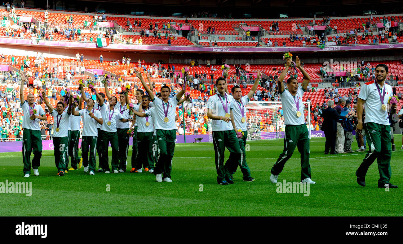 11.08.2012 Londra, Inghilterra. I giocatori messicani dopo la presentazione del loro medaglie d oro al Olympic uomini finale tra il Brasile e il Messico dallo stadio di Wembley. Foto Stock